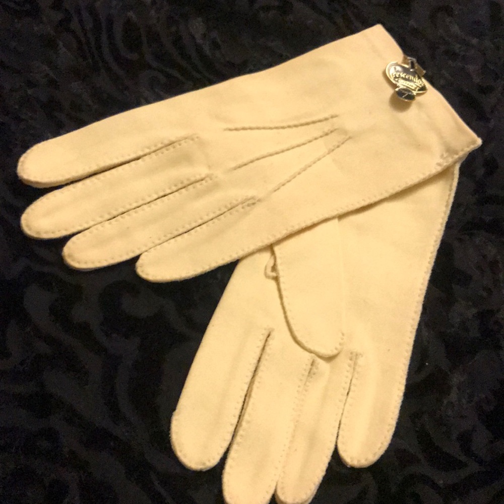 Vintage Ivory gloves button accent